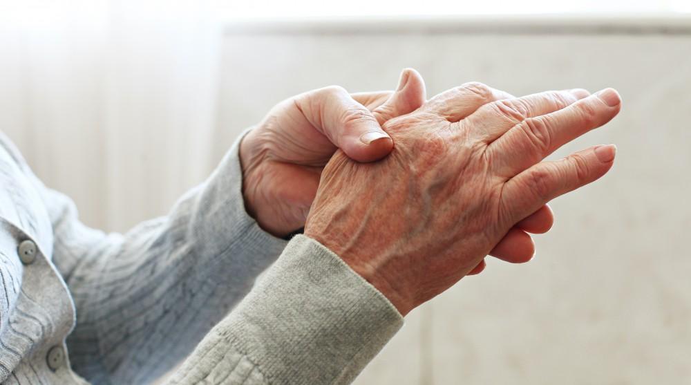 Joint-Pain-Old-Age सर्दियों में सताएगा जोड़ो का दर्द, बुजुर्गो का रखें विशेष ख़याल !